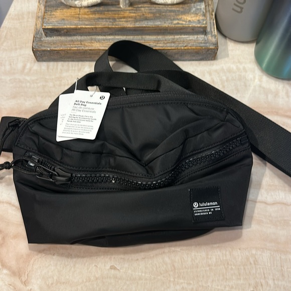 NWT Lululemon All Day Essentials Belt Bag in black - Picture 3 of 9